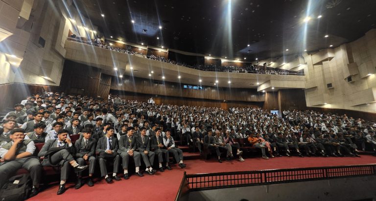 १३ सयभन्दा बढी विद्यार्थीमाझ कल्पनाको ‘एक चिहान’, पढाइ र हेराइबीचको फरक बुझाउँदै नाटक